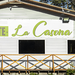image 01 _ Restaurante o restaurant La Casona en la ciudad de Chaiten, Carretera Austral, Patagonia chilena.