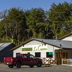 image 02 _ Restaurante o restaurant La Casona en la ciudad de Chaiten, Carretera Austral, Patagonia chilena.